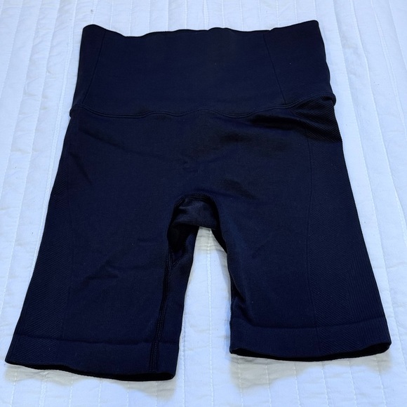 All in Motion Women's Contour Power Waist Black Bike Shorts Sz Small - Picture 3 of 6